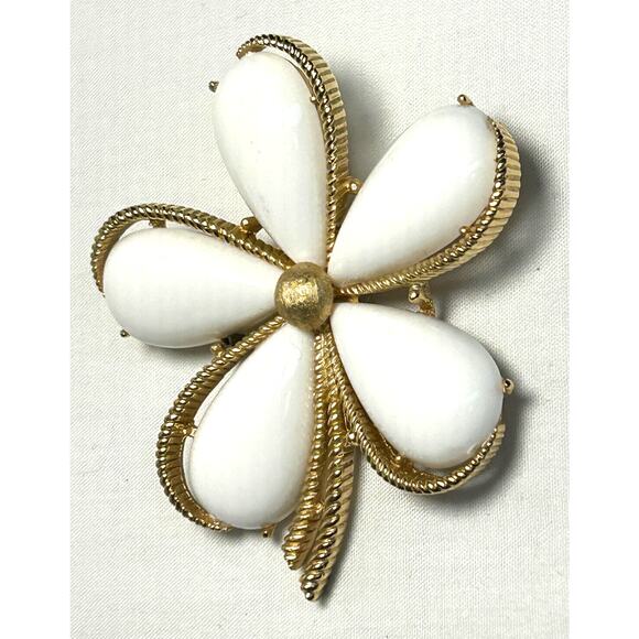 Vintage Crown Trifari Milk Glass Flower Brooch Teardrop Petals Gold Tone 2.5 in - Picture 1 of 9